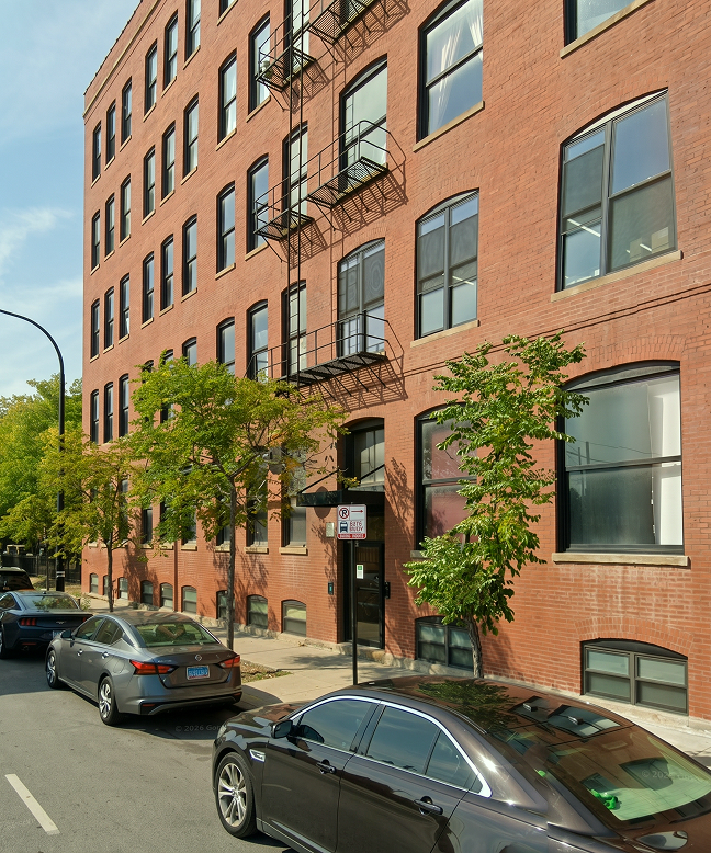 Red brick Chicago office building with a fire escape